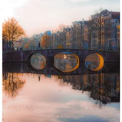 The bridge Amsterdam / Michael van Oostende